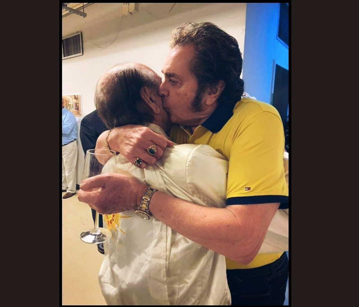 The Rare Kiss – Engelbert Humperdinck’s Unexpected Gift to His Elder Fans